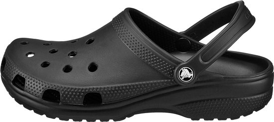 Sabot Crocs noir avec bride au talon, perforations sur le bout et une semelle texturée.