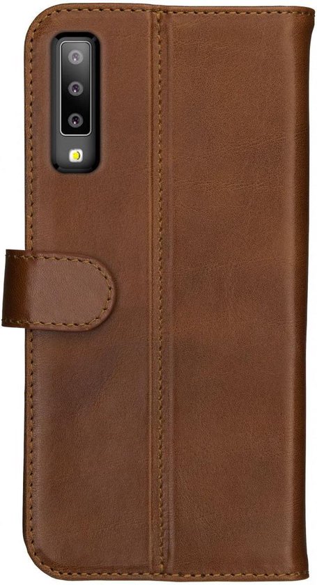 Dicht, bruin lederen telefoonhoesje in boekstijl met een gesp aan de voorkant. Camera-uitsparing zichtbaar.