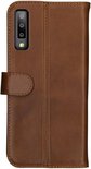 Dicht, bruin lederen telefoonhoesje in boekstijl met een gesp aan de voorkant. Camera-uitsparing zichtbaar.