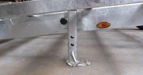Zilverkleurige steunpoot van een aanhanger, met een ronde voet en metalen ketting.