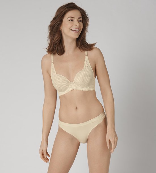Mannequin portant un soutien-gorge à armatures beige avec bordures en dentelle et culotte assortie.