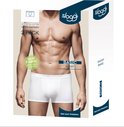 Doos met 2 witte Sloggi boxershorts, getoond op een man.