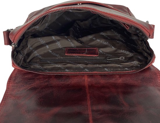 Sac bandoulière en cuir rouge ouvert avec doublure texturée.