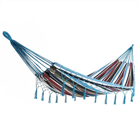 Een gestreepte hangmat met blauwe touwen en franjes, tentoongesteld op een witte achtergrond.