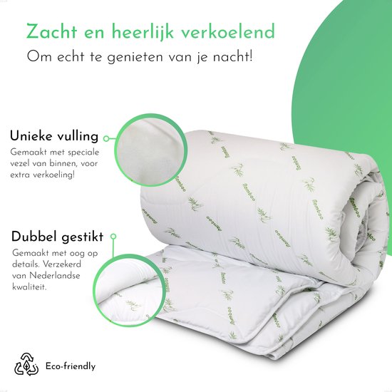 Witte zomerdekbed met groen bamboe bladpatroon, close-up van de vulling en dubbele stiksels. Eco-friendly.
