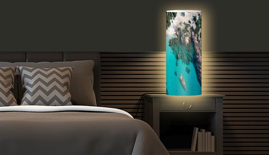 Lamp - Nachtlampje - Tafellamp slaapkamer - Een luchtfoto van wit strand tussen rotsen - 70 cm hoog - Ø29.6 cm - Inclusief LED lamp - LampTiger