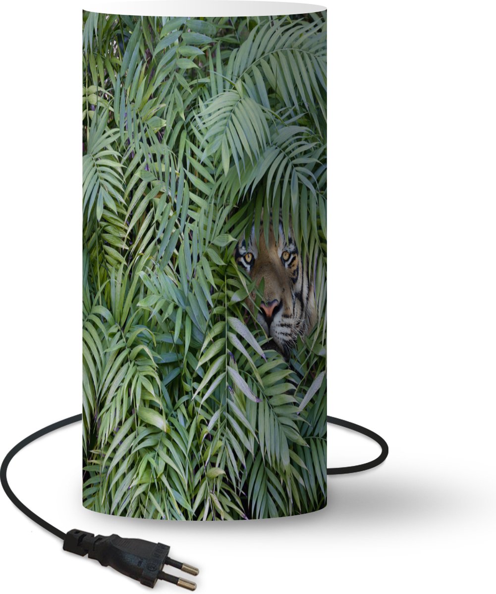 Lamp - Nachtlampje - Tafellamp slaapkamer - Verstopte tijger tussen de planten - 33 cm hoog - Ø15.9 cm - Inclusief LED lamp