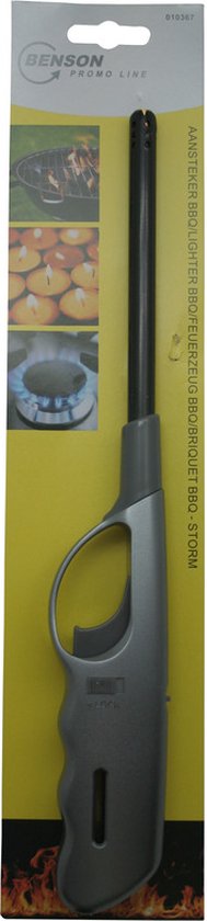 Grijze aansteker met een lange, dunne nek en een handvat met handvat. "BENSON PROMO LINE" en "AANSTEKER BBQ/FEUERZEUG BBQ/BRIQUET BBQ/STORM" tekst.