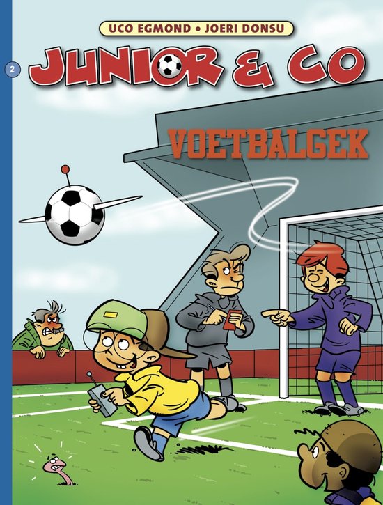 Stripboekcover 'Junior & Co - Voetbalgek 2'. Vrolijke illustratie van een voetbalveld met kinderen en een voetbal. Tekst: Junior & Co Voetbalgek.