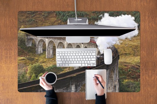 Muismat XXL 120x80 cm - Bureau onderlegger - Bureau mat Een stoomtrein rijdt over een brug - Bureaumat - Gaming mousepad xl - Bureaulegger groot - Computer deskmat