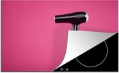 KitchenYeah® Inductie beschermer 78x52 cm - Een zwarte föhn op een roze achtergrond - Kookplaataccessoires - Afdekplaat voor kookplaat - Inductiebeschermer - Inductiemat - Inductieplaat mat