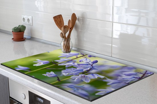 KitchenYeah® Inductie beschermer 80x52 cm - Een close-up van piekfijne sterhyacinten - Kookplaataccessoires - Afdekplaat voor kookplaat - Inductiebeschermer - Inductiemat - Inductieplaat mat
