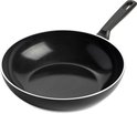 Zwarte GreenPan wokpan met wit accent op de rand, op een zwarte achtergrond.