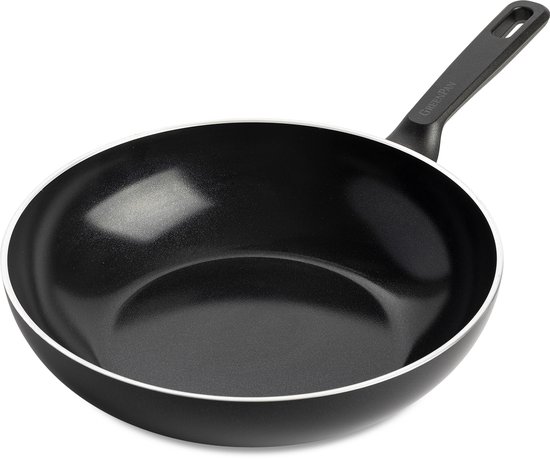 Zwarte GreenPan wokpan met wit accent op de rand, op een zwarte achtergrond.