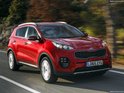 Rode Kia Sportage rijdt op een weg.