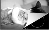 KitchenYeah® Inductie beschermer 80.2x52.2 cm - Knuffelende katten - zwart wit - Kookplaataccessoires - Afdekplaat voor kookplaat - Inductiebeschermer - Inductiemat - Inductieplaat mat