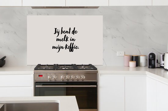 Spatscherm keuken 120x80 cm - Kookplaat achterwand Taupe - Jij bent de melk in mijn koffie - Quote - Muurbeschermer - Spatwand fornuis - Hoogwaardig aluminium