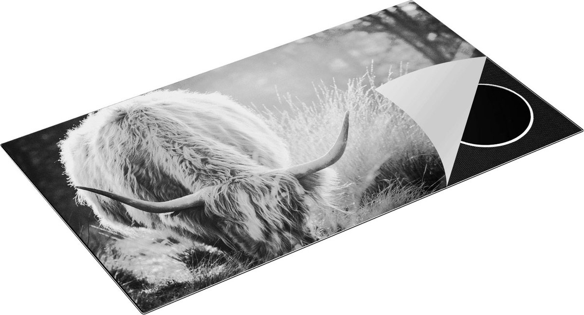 Chefcare Inductie Beschermer Schotse Hooglander Koe graast Gras - Zwart Wit - 95x55 cm - Afdekplaat Inductie - Kookplaat Beschermer - Inductie Mat