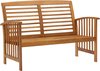 Banc en bois deux places avec accoudoirs incurvés et dossier à lamelles.