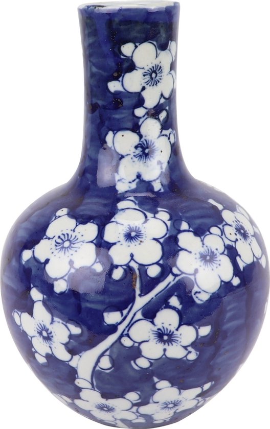 Blauwe porseleinen vaas met een wit kersenbloesempatroon en ronde vorm.