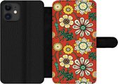 Bookcase Geschikt voor iPhone 11 telefoonhoesje - Design - Bloemen - Hippie - Retro - Met vakjes - Wallet case met magneetsluiting