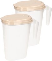 2x stuks waterkan/sapkan transparant/taupe met deksel 1.6 liter kunststof - Smalle schenkkan die in de koelkastdeur past