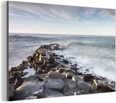 Wanddecoratie Metaal - Aluminium Schilderij Industrieel - De wilde zee over de Giants Causeway in Noord-Ierland - 30x20 cm - Dibond - Foto op aluminium - Industriële muurdecoratie - Voor de woonkamer/slaapkamer