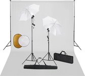 Fotostudioset met lampen, paraplu's, achtergrond en reflector