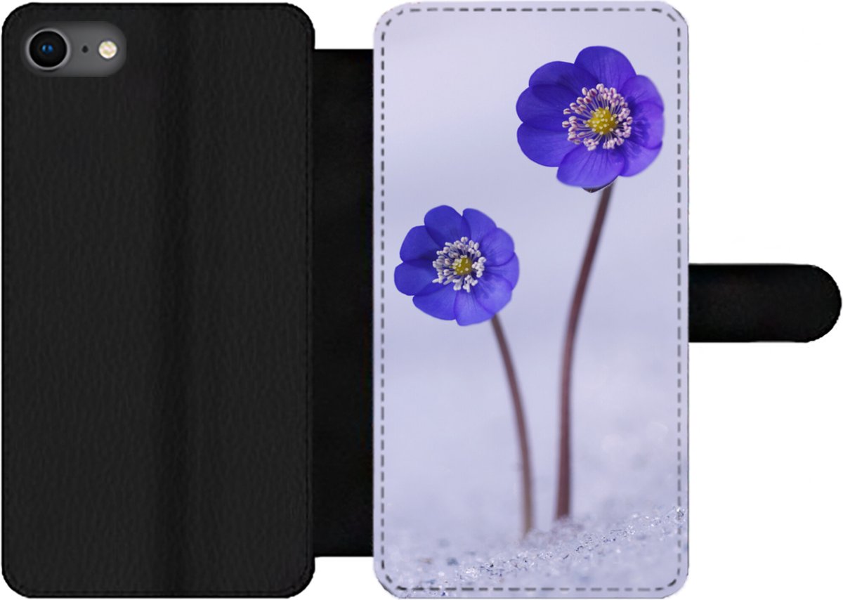 Telefoonhoesje Geschikt voor iPhone SE 2020 telefoonhoesje - Bloemen - Sneeuw - Paars - Met vakjes - Wallet case met magneetsluiting