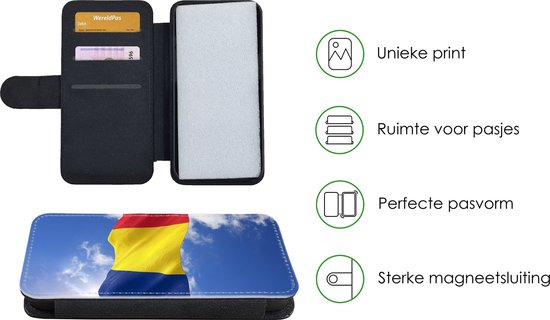 Telefoonhoesje Geschikt voor iPhone 8 telefoonhoesje - De vlag van Roemenië wappert in de lucht - Met vakjes - Wallet case met magneetsluiting