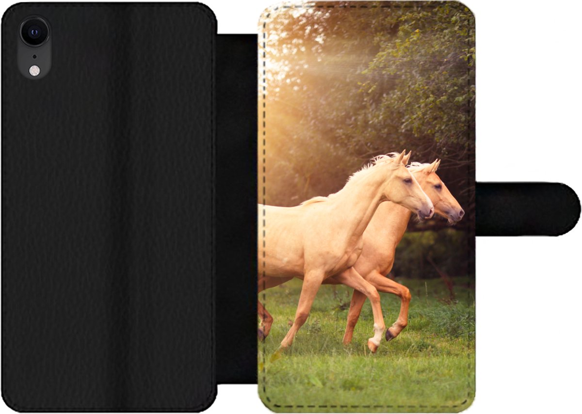 Telefoonhoesje Geschikt voor iPhone XR telefoonhoesje - Paarden - Bos - Zon - Met vakjes - Wallet case met magneetsluiting