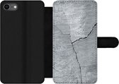 Bookcase Geschikt voor iPhone 7 telefoonhoesje - Beton print - Grijs - Scheur - Met vakjes - Wallet case met magneetsluiting