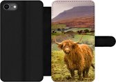 Bookcase Geschikt voor iPhone 7 telefoonhoesje - Schotse Hooglander - Berg - Herfst - Met vakjes - Wallet case met magneetsluiting