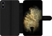 Bookcase Geschikt voor iPhone X telefoonhoesje - Goud poeder op een zwarte achtergrond - Met vakjes - Wallet case met magneetsluiting