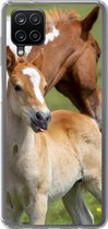 Geschikt voor Samsung Galaxy A12 hoesje - Paarden - Veulen - Gras - Siliconen Telefoonhoesje