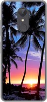 Geschikt voor Xiaomi Redmi 5 hoesje - Een silhouet van palmbomen tijdens een zonsondergang op Hawaii - Siliconen Telefoonhoesje