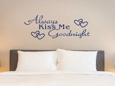 Stickerheld - Muursticker Always kiss me goodnight - Slaapkamer - Liefde - decoratie - Engelse Teksten - Mat Donkerblauw - 41.3x110.6cm