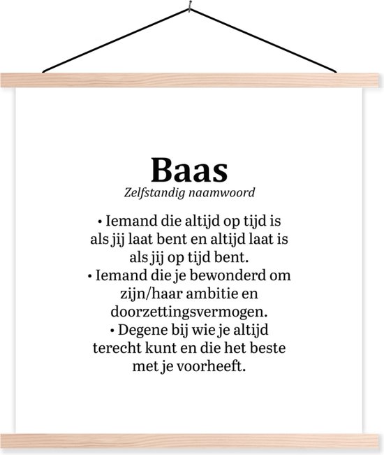 Tekstposter met de definitie van het woord 'Baas' in zwarte letters op een witte achtergrond, met houten ophanglatten.