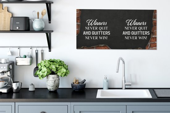 Canvas Schilderij Winners never quit, and quitters never win! - Quotes - Spreuken - 80x40 cm - Wanddecoratie - Vaderdag cadeau - Geschenk - Cadeautje voor hem - Tip - Mannen