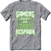 Gamers don't die T-shirt | Neon Groen | Gaming kleding | Grappig game verjaardag cadeau shirt Heren – Dames – Unisex | - Donker Grijs - Gemaleerd - XL