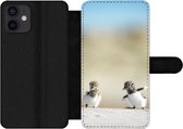 Bookcase Geschikt voor iPhone 12 telefoonhoesje - Jongen - Zand - Vogels - Met vakjes - Wallet case met magneetsluiting