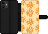Bookcase Geschikt voor iPhone 12 Pro telefoonhoesje - Fruit - Sinaasappel - Tropisch - Met vakjes - Wallet case met magneetsluiting