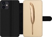 Bookcase Geschikt voor iPhone 12 telefoonhoesje - Goud geverfde veer op een gouden achtergrond - Met vakjes - Wallet case met magneetsluiting