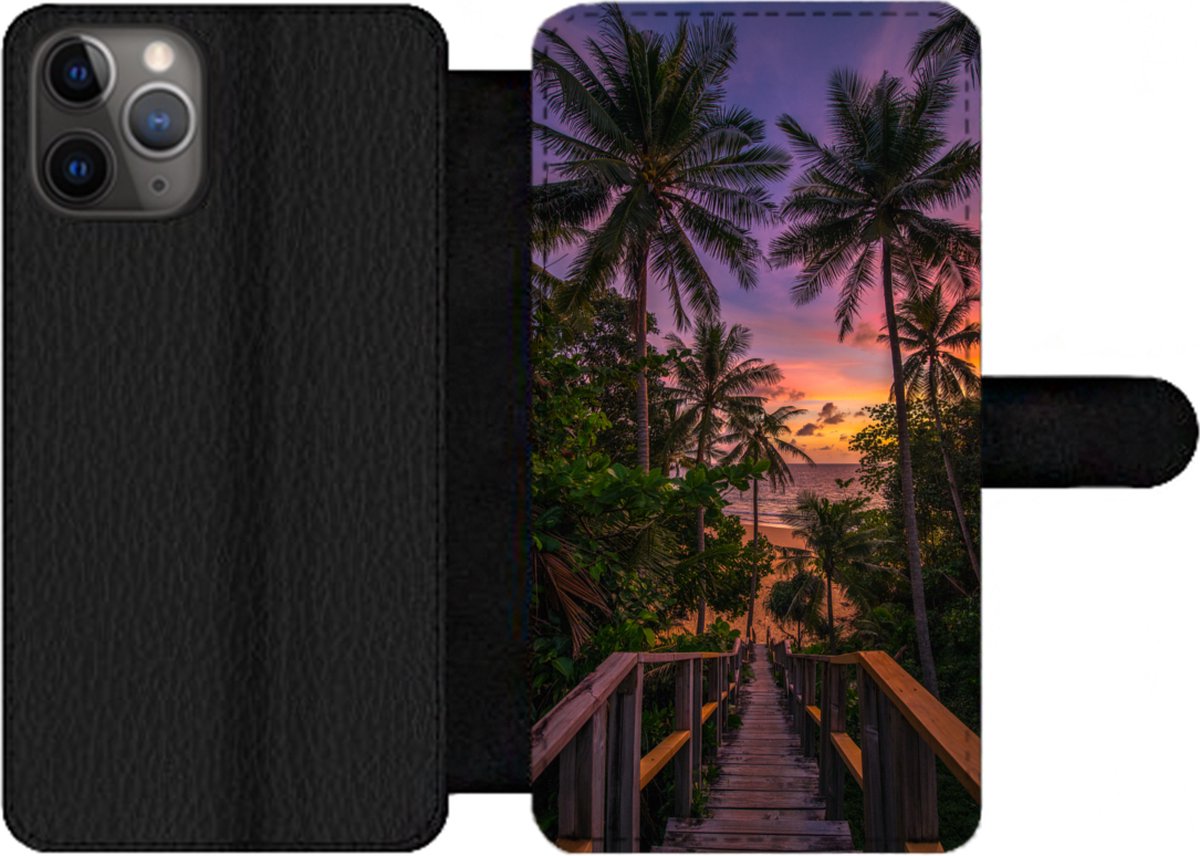 Telefoonhoesje Geschikt voor iPhone 11 Pro telefoonhoesje - Zonsondergang - Palmbomen - Strand - Met vakjes - Wallet case met magneetsluiting