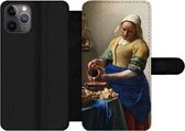 Bookcase Geschikt voor iPhone 11 Pro Max telefoonhoesje - Het melkmeisje - Schilderij van Johannes Vermeer - Met vakjes - Wallet case met magneetsluiting