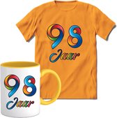 98 Jaar Vrolijke Verjaadag T-shirt met mok giftset Geel | Verjaardag cadeau pakket set | Grappig feest shirt Heren – Dames – Unisex kleding | Koffie en thee mok | Maat L