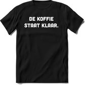 De koffie staat klaar T-Shirt Heren / Dames - Perfect koffie ochtend Shirt cadeau - koffiebonen spreuken teksten en grappige zinnen Maat 3XL