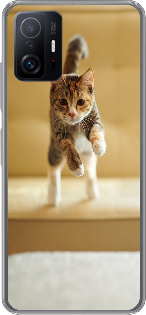 Telefoonhoesje Geschikt voor Xiaomi 11T Pro hoesje - Kat - Spring - Stoel - Siliconen Telefoonhoesje Telefoonhoesje