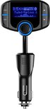 Zwarte FM-zender met een flexibele nek, aangesloten op de sigarettenaansteker, met een digitaal scherm en blauwe verlichting rond de knop.