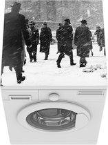 Wasmachine beschermer mat - Mensen tijdens sneeuwstorm in zwart-wit - Breedte 60 cm x hoogte 60 cm